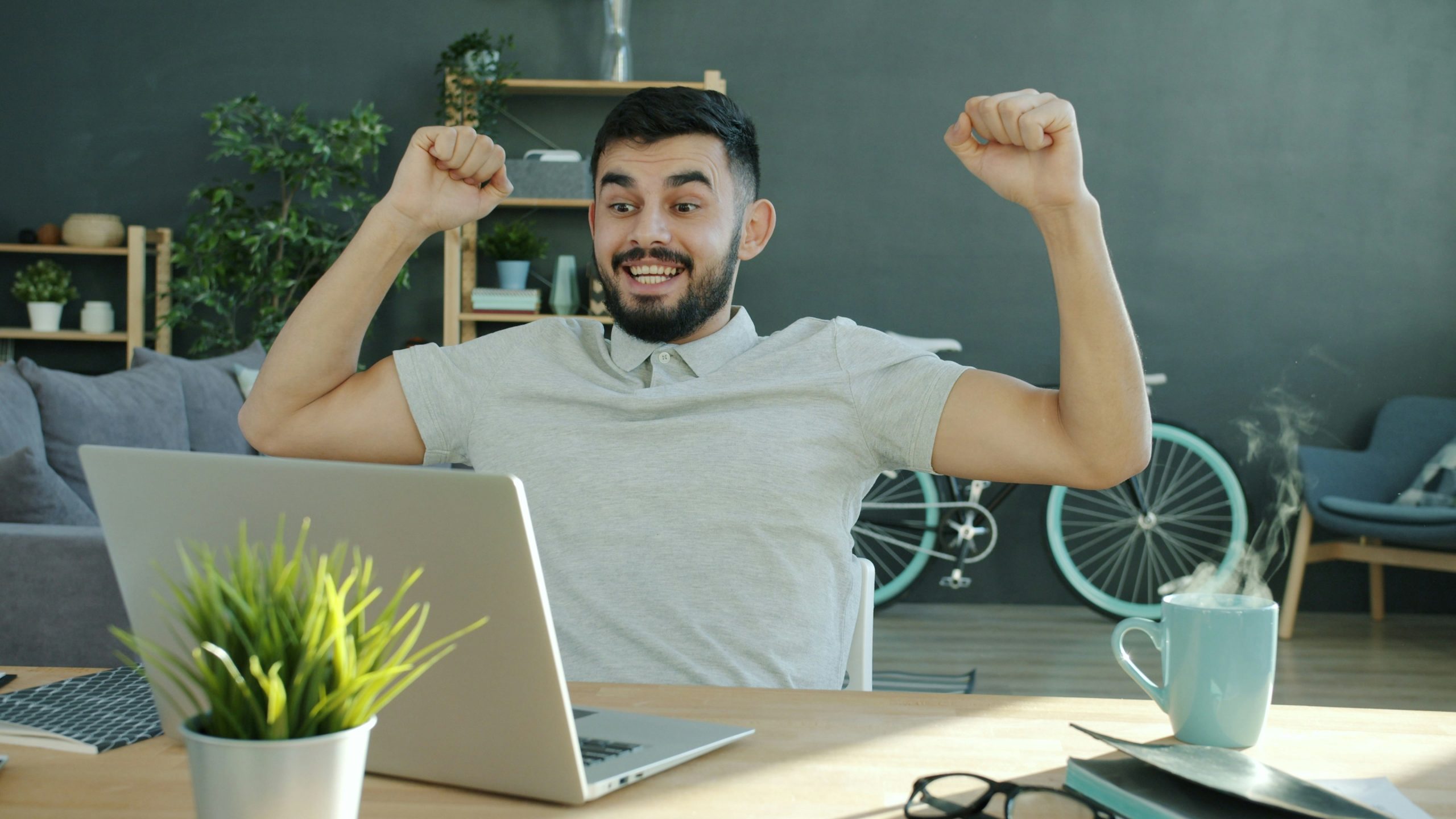 freelancer digital marketing work from home laptop success