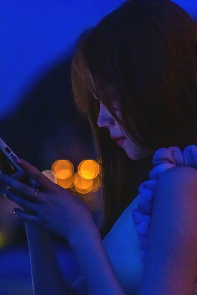 chat conversation phone night alone emotional