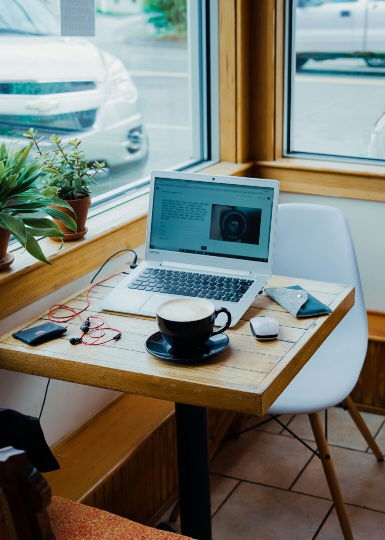 freelancer laptop coffee shop working