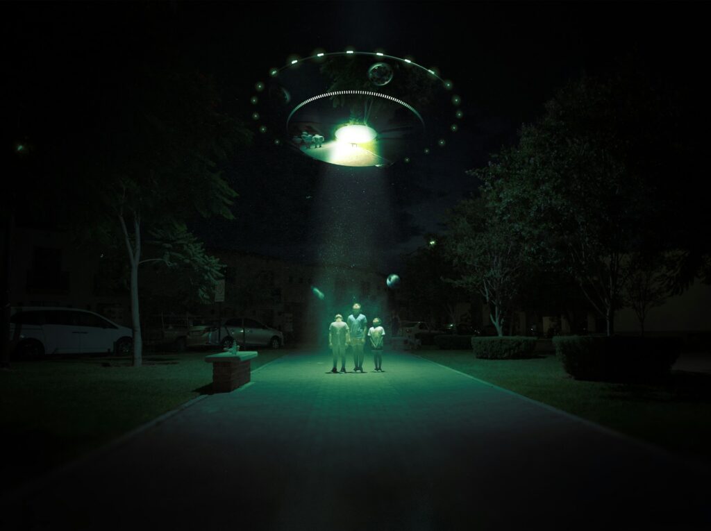 Aliens, a flying saucer nearby