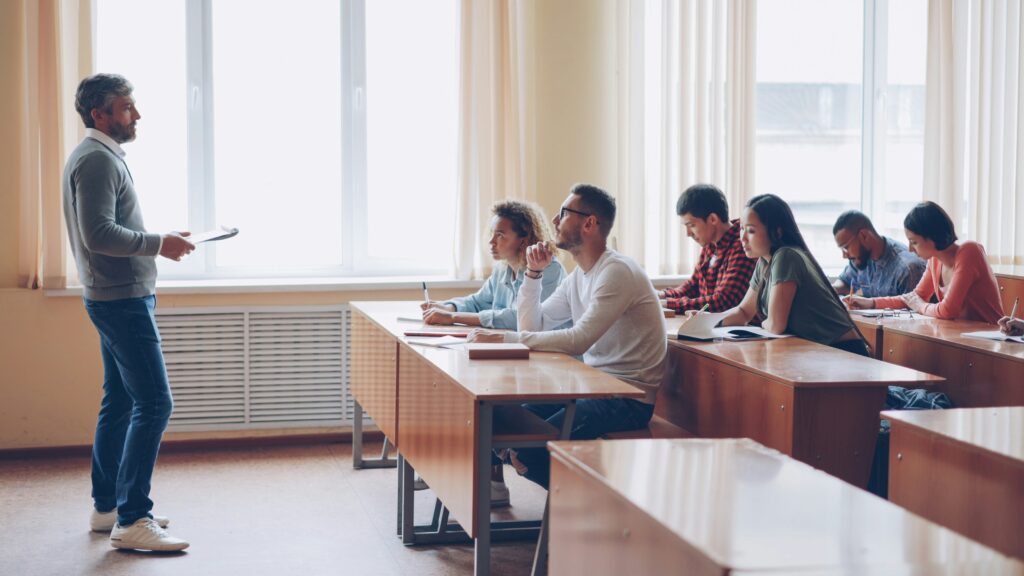 mentor-teaching-student-wisdom