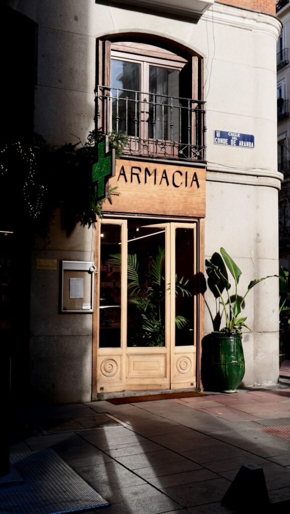 pharmacy-spain-green-cross